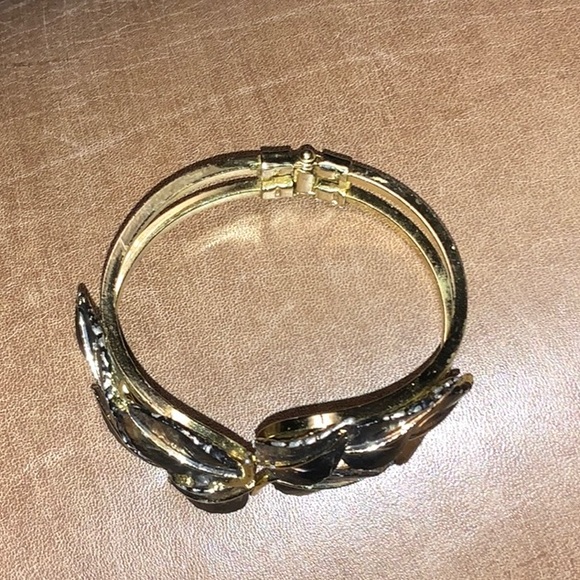 Clamper Style Leaf Motif Bracelet - Picture 3 of 16